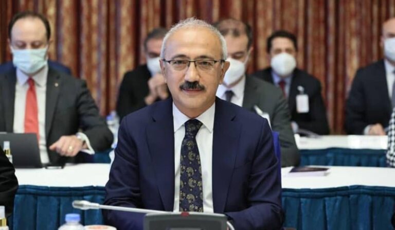 Ραγδαίες εξελίξεις στην Τουρκία: Παραιτήθηκε ο υπουργός Οικονομικών στη σκιά της οικονομικής κρίσης