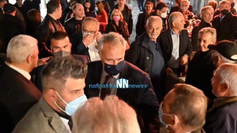 Μεσολόγγι: Τραυματίστηκε αστυνομικός σε εκδήλωση της ΝΔ με καλεσμένο τον Βορίδη – Άγνωστος πέταξε καρέκλα (βίντεο)