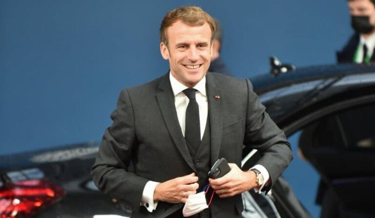 Κορονοϊός – Ο Μακρόν εμβολιάστηκε με την τρίτη δόση: «Όσοι αγαπάτε τον εαυτό σας, κλείστε ραντεβού»