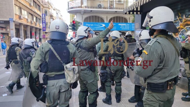 Εξάρχεια: Ένταση μεταξύ αναρχικών και αστυνομικών – 5 συλλήψεις, 3 τραυματίες αστυνομικοί! (εικόνες & βίντεο)