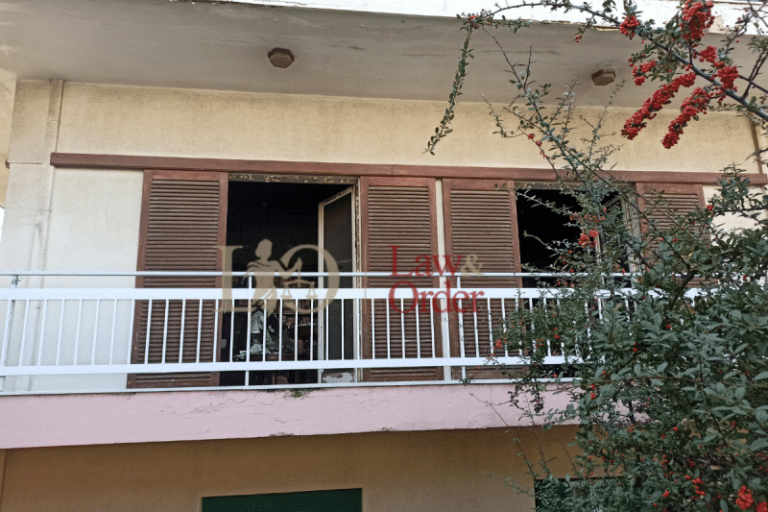 Καίγεται διαμέρισμα στα Μελίσσια – Ένα άτομο στο νοσοκομείο (Εικόνες)