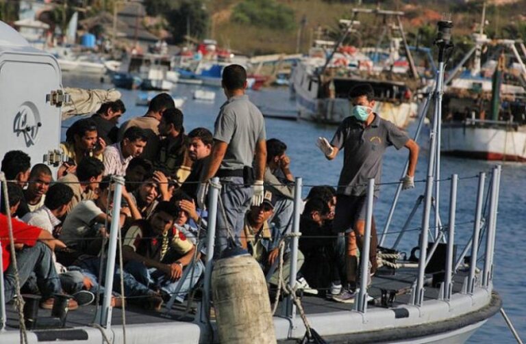 Ιταλία: Άδεια για να αποβιβάσει τους μετανάστες έλαβε το γερμανικό διασωστικό πλοίο