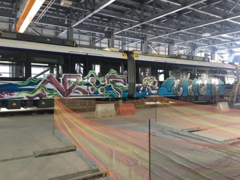 Βανδάλισαν με γκράφιτι τα… ακίνητα βαγόνια του Μετρό Θεσσαλονίκης