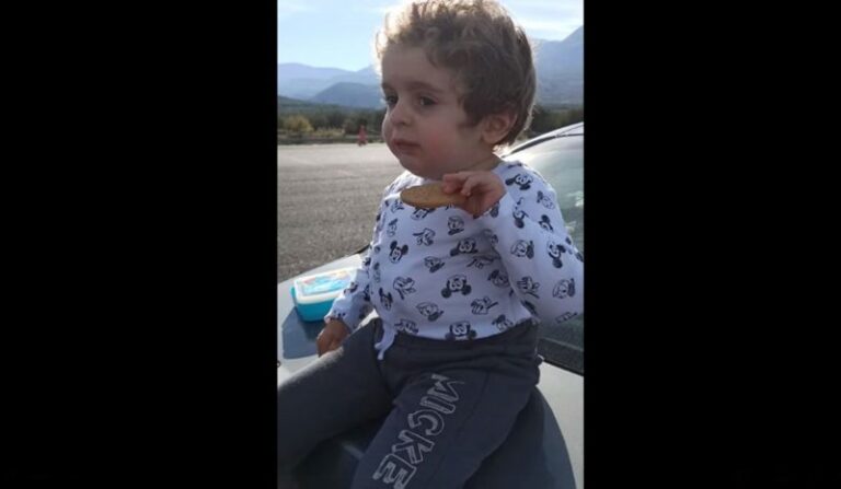 Μας συγκινεί ο Παναγιώτης-Ραφαήλ: Εύχεται χαμογελαστός «Καλά Χριστούγεννα!» (βίντεο)