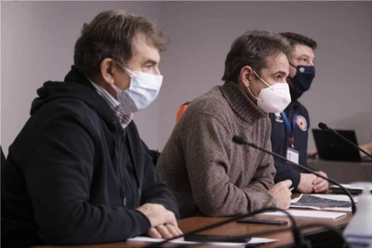 Μαξίμου και Χρυσοχοΐδης αναζητούν «φόρμουλα» για τις διαδηλώσεις – Συμβάλλουν δραματικά στην αύξηση των κρουσμάτων
