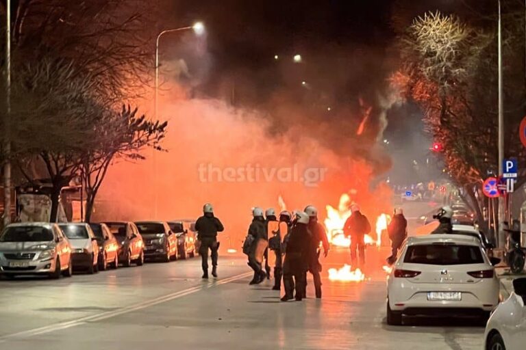 Επεισόδια στη Θεσσαλονίκη: Κουκουλοφόροι πέταξαν μολότοφ σε διμοιρία των ΜΑΤ