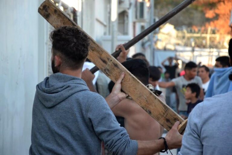 «Kill police» φώναζαν οι μετανάστες στη Μόρια – Επίθεση δέχθηκαν πυροσβέστες (Βίντεο – Εικόνες)