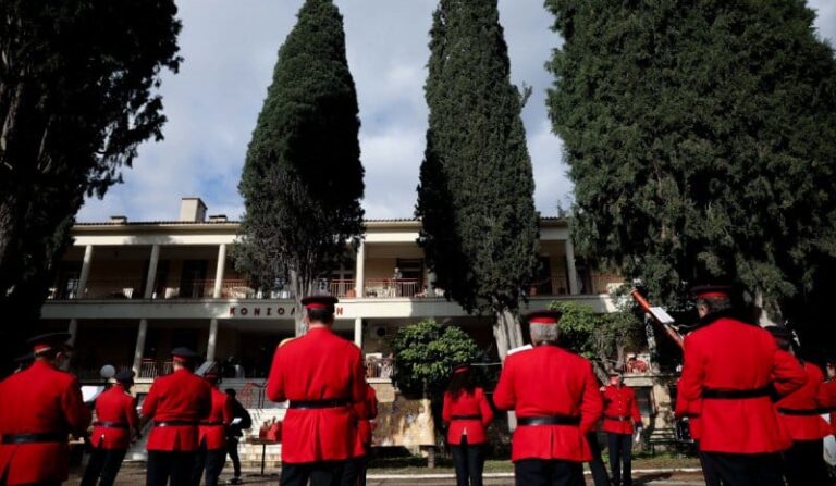 Κορονοϊός: 77 νεκροί, 661 διασωληνωμένοι και 6.424 κρούσματα