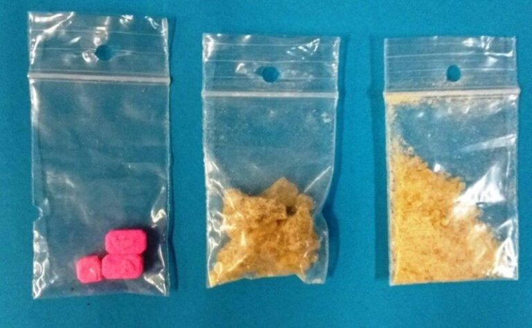 Εξάρχεια: Χειροπέδες σε πέντε διακινητές ναρκωτικών – Διοικητική απέλαση τριών αλλοδαπών