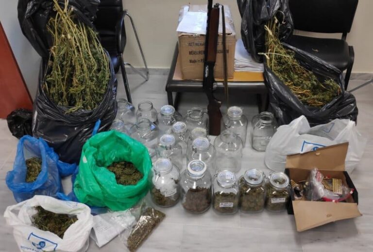 Σύλληψη διακινητή ναρκωτικών στα Καλύβια – Είχε στην κατοχή του πολυτελή αυτοκίνητα (Εικόνα)