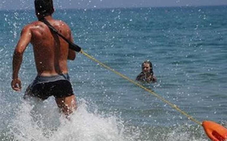 Ναυαγοσώστης σώζει γυναίκα που ήθελε να αυτοκτονήσει – Έξαλλη η επίδοξη αυτόχειρας (Βίντεο)