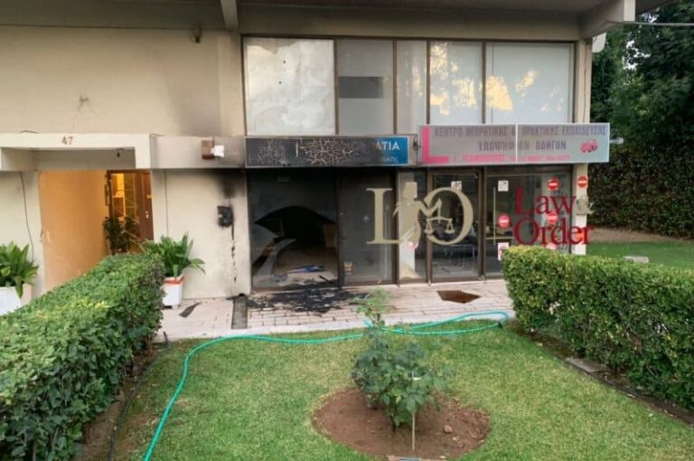 Γκαζάκια σε γραφεία της ΝΔ στην Πεύκη (Εικόνες)