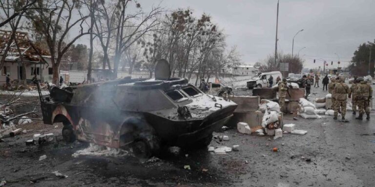 Πόλεμος στην Ουκρανία: Συμφωνήθηκαν δύο ανθρωπιστικοί διάδρομοι – Η Ρωσία καταστρέφει αποθήκες καυσίμων και τροφίμων