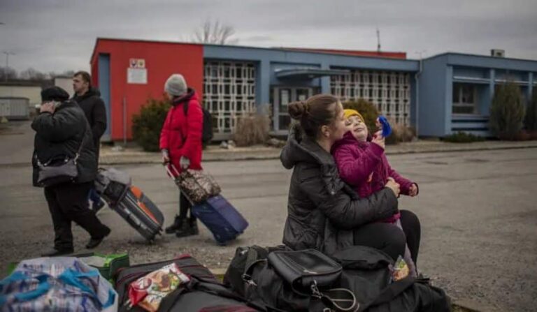 Ουκρανία: Ξεκίνησε το καραβάνι των προσφύγων – Περισσότεροι από 50.000 Ουκρανοί έχουν εγκαταλείψει τη χώρα