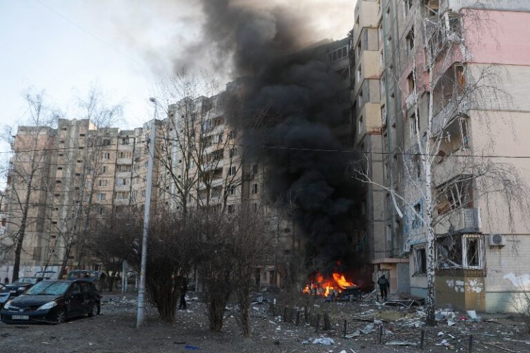 Ουκρανία: Το Κίεβο οχυρώνεται και περιμένει – Μαίνονται οι μάχες και οι βομβαρδισμοί στα προάστια