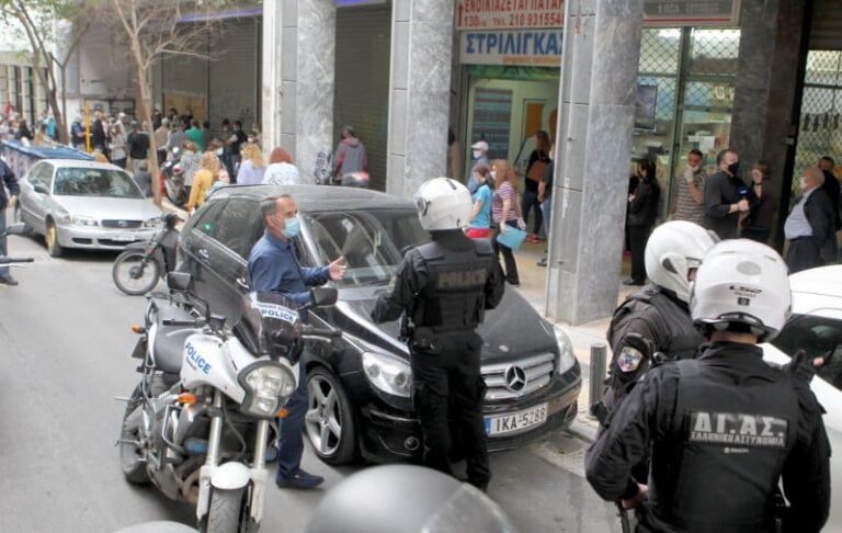 Η αγωνία της «ουράς» και η ώρα της υπευθυνότητας πολιτείας και κοινωνίας