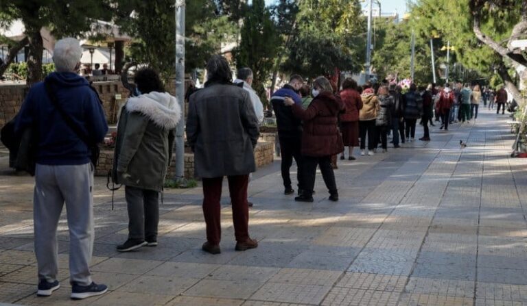 Κορονοϊός: Τι ισχύει για τους εμβολιασμένους εργαζόμενους που νοσούν – Τι τεστ πρέπει να κάνουν (βίντεο)