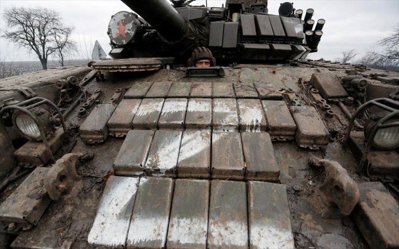 oykrania eisboli rosia rosikos stratos a serviceman of pro russian militia is seen inside a tank in the luhansk region