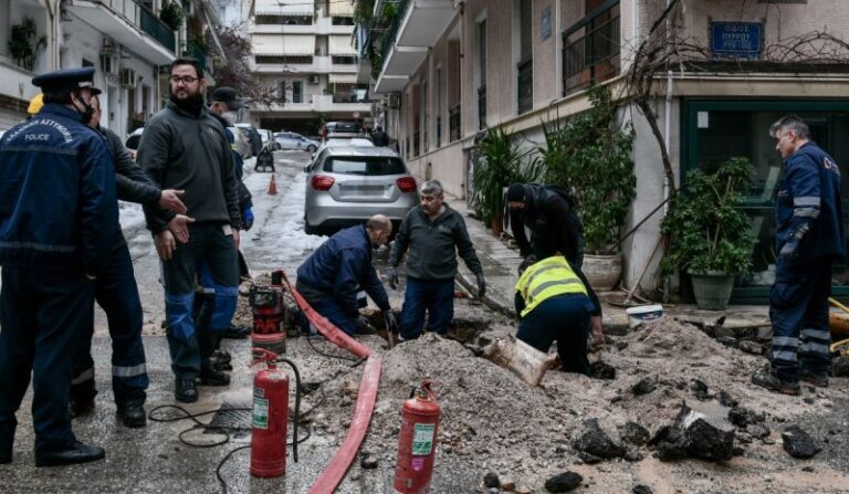 Παγκράτι: Συντονισμένη επιχείρηση της Πυροσβεστικής στο σημείο της διαρροής αερίου (εικόνες & βίντεο)