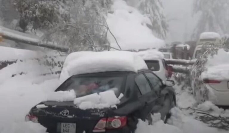 Τουλάχιστον 21 άνθρωποι στο Πακιστάν πέθαναν από το κρύο – Εγκλωβισμένοι μέσα στα αμάξια τους