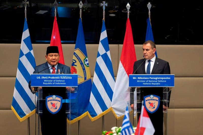 Ο υπουργός Εθνικής Άμυνας Νίκος Παναγιωτόπουλος και ο υπουργός Άμυνας της Ινδονησίας Πραμπόουο Σουμπιάντο