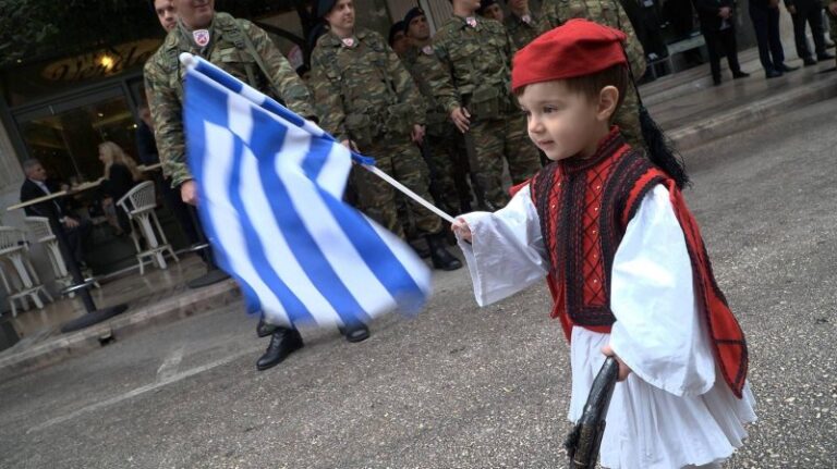 Παρέλαση 25ης Μαρτίου: Έφιπποι στρατιωτικοί με παραδοσιακές στολές του 1821 – Πτήση συμμαχικών αεροσκαφών πάνω από το Σύνταγμα