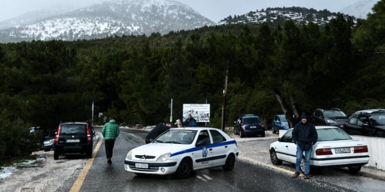 Χιονίζει στην Αττική – Διακοπή της κυκλοφορίας στη Λεωφόρο Πάρνηθος