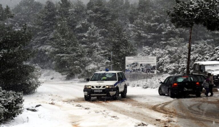 Κλειστή η Πάρνηθος στο ύψος του τελεφερίκ, λόγω χιονόπτωσης