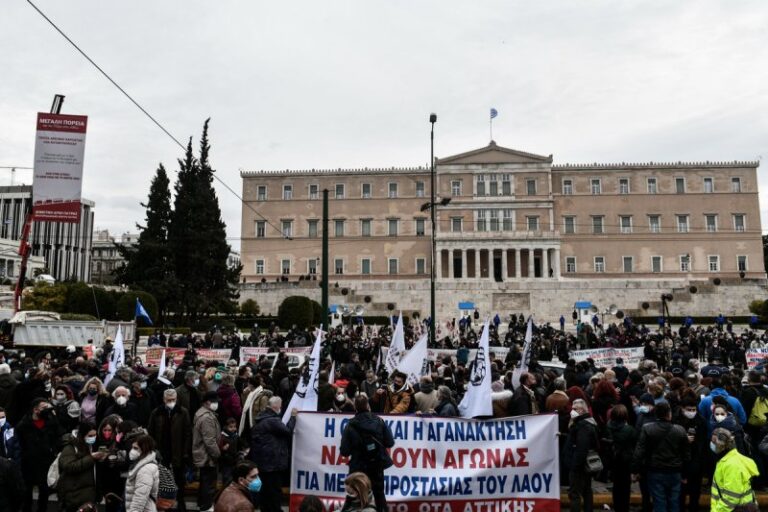 Η πορεία της Πάτρας έφτασε στο Σύνταγμα – Κλειστή η Βασιλίσσης Σοφίας και η Αμαλίας (εικόνες)