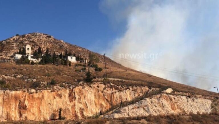 Υπό μερικό έλεγχο η πυρκαγιά στον περιφερειακό Περάματος – Διακοπή κυκλοφορίας (Βίντεο)