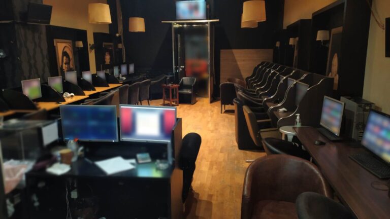 Νέο χτύπημα της ΕΛ.ΑΣ. στον παράνομο τζόγο – Τρεις συλλήψεις και λουκέτο σε κατάστημα με «φρουτάκια»