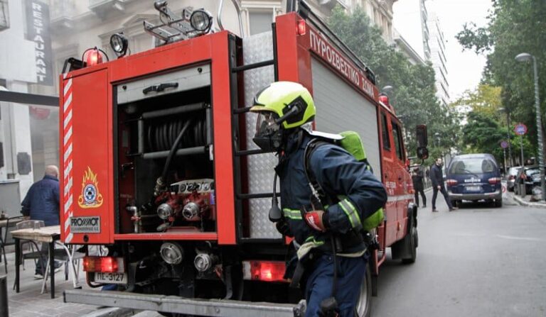 Θεσσαλονίκη: Εν κινήσει αυτοκίνητο τυλίχθηκε στις φλόγες!