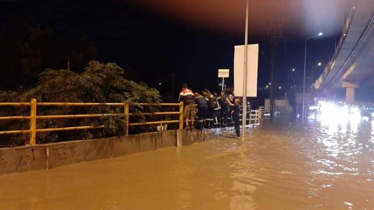 Σάρωσε Θεσσαλονίκη και Τρίκαλα η κακοκαιρία – Χαλάζι, πλημμύρες και απεγκλωβισμοί οδηγών (Εικόνες – Βίντεο)