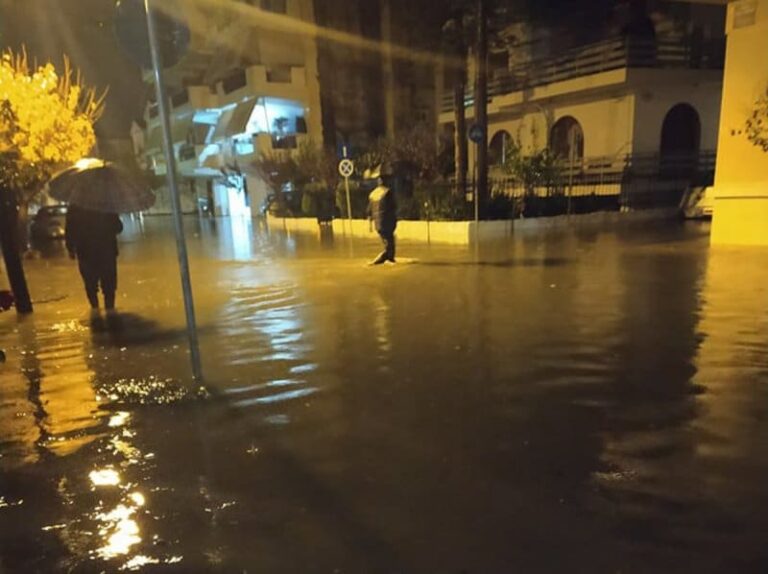 Κακοκαιρία: Πλημμύρισαν οι δρόμοι στο Μεσολόγγι – 95 κλήσεις στην Πυροσβεστική (εικόνες)