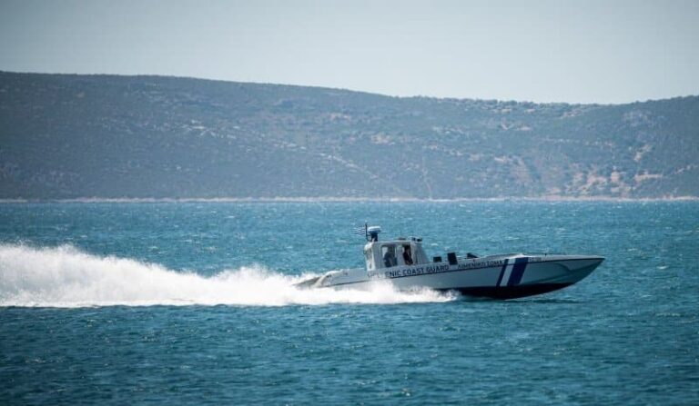 Θρίλερ με σορό άνδρα μέσα σε σκάφος στην Αρτέμιδα