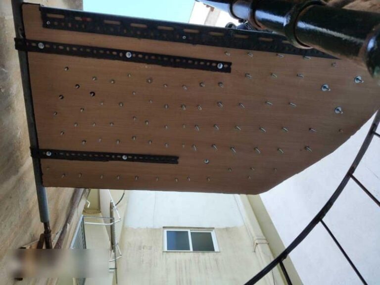 Κτίριο – φρούριο η κατάληψη στην Ματρόζου, τι βρήκε η ΕΛΑΣ – Η θανατηφόρα πόρτα – παγίδα με τα καρφιά (Εικόνες)