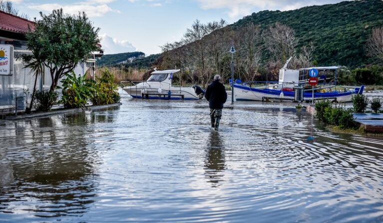 Τραγικές εικόνες από την κακοκαιρία – Διασώσεις με βάρκες και εγκλωβισμοί σε σπίτια και οχήματα