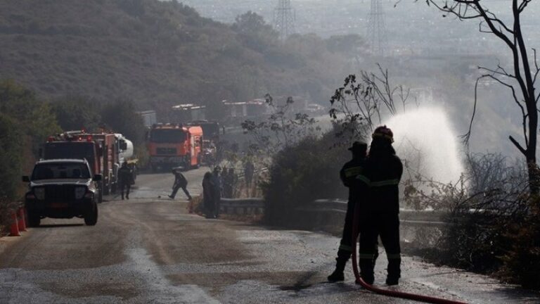 Σε ύφεση και οριοθετημένη η πυρκαγιά στην Πεντέλη – Άνοιξε η Δουκίσσης Πλακεντίας