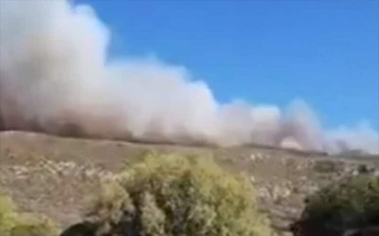 Δήμαρχος Ελαφονήσου: Δεν κινδυνεύουν ανθρώπινες ζωές – Ενισχύονται οι δυνάμεις πυρόσβεσης