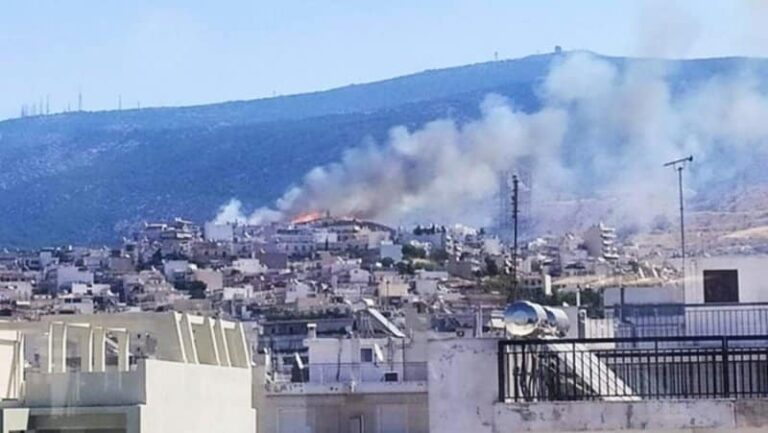 Υπό μερικό έλεγχο η φωτιά στο Βύρωνα, μεταξύ Θεάτρου Βράχων και Νεκροταφείου (Εικόνες)