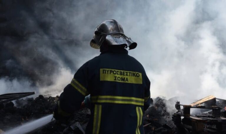 Ολονύκτια μάχη με τις φλόγες στην Κάρπαθο