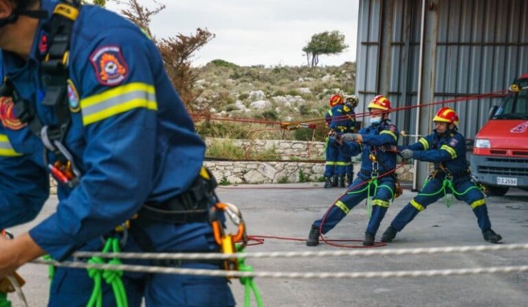 Ρέθυμνο: Εκπαίδευση πυροσβετών για εργασία σε ύψος με χρήση σκοινιών σε βιομηχανικό περιβάλλον (εικόνες)