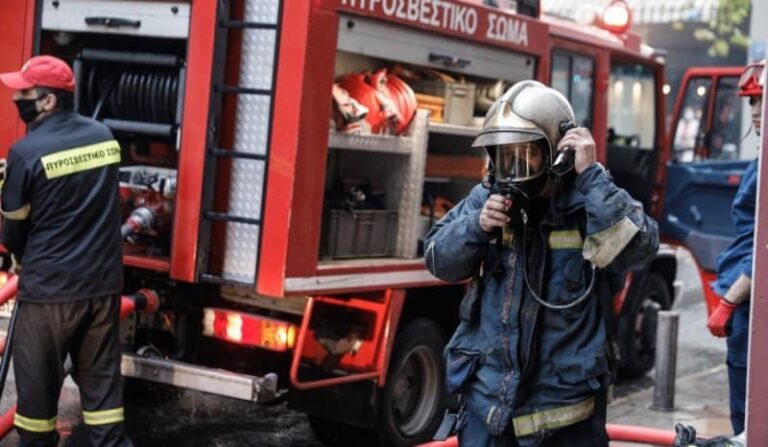 Χαλκίδα: Στις φλόγες αυτοκίνητο που επέβαιναν 4 άτομα