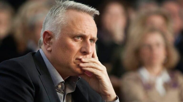 «Εξάρχεια που καίγονται» και «αστυνομική αγριότητα» καταγγέλλει ο Γιάννης Ραγκούσης