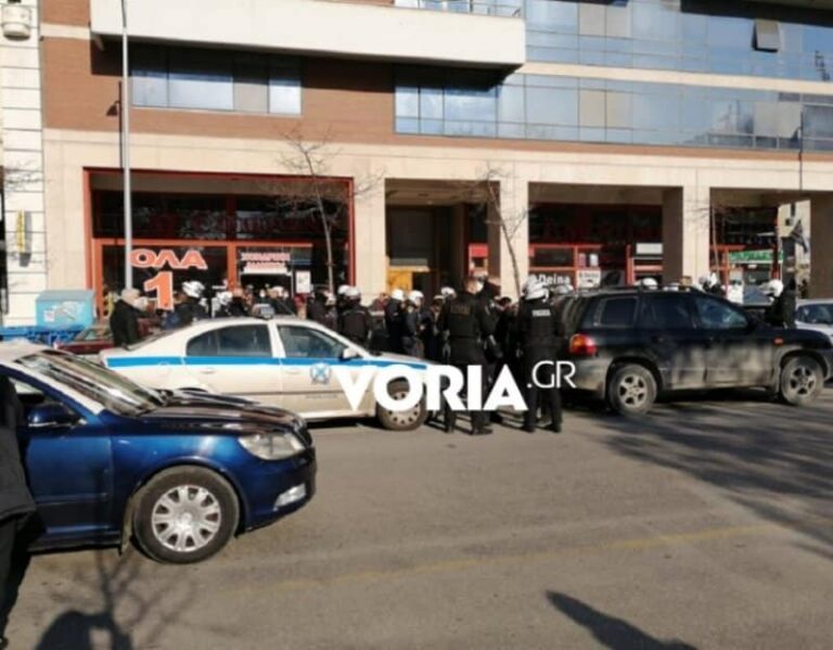 Άγρια επεισόδια στη Θεσσαλονίκη: Καρεκλοπόλεμος μεταξύ Ρομά έξω από τα Δικαστήρια (βίντεο)