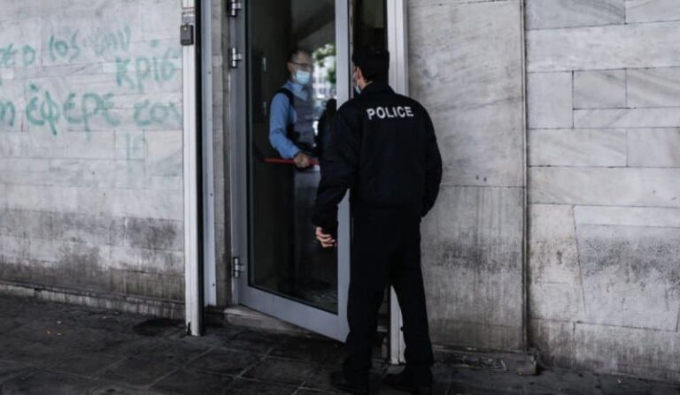 «Ντου» στη ΣΤΑΣΥ από τον Ρουβίκωνα – Επιτέθηκαν με μπογιές (εικόνες)