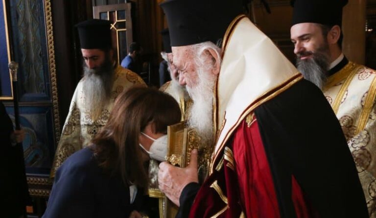 Η Σακελλαροπούλου συμμετείχε στην πρωτοχρονιάτικη δοξολογία στον Καθεδρικό Ναό Αθηνών