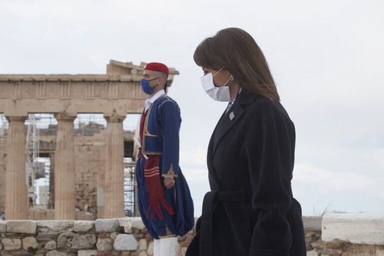 Ο πραγματικός λόγος που η ΠτΔ παρακολούθησε την παρέλαση με τον σύντροφό της