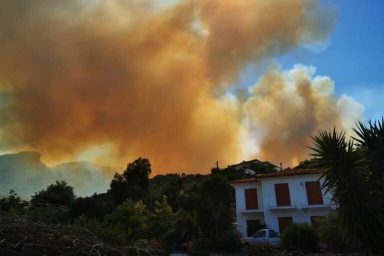 Μάχη με το χρόνο και τις φλόγες στη Σάμο – Ανεξέλεγκτη η φωτιά