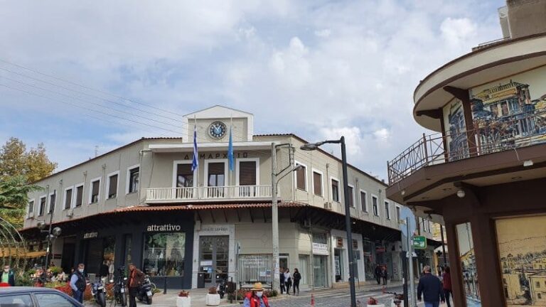 Δήμος Σερρών: Αντί για χριστουγεννιάτικο στολισμό, κλίνες ΜΕΘ και ιατρικός εξοπλισμός